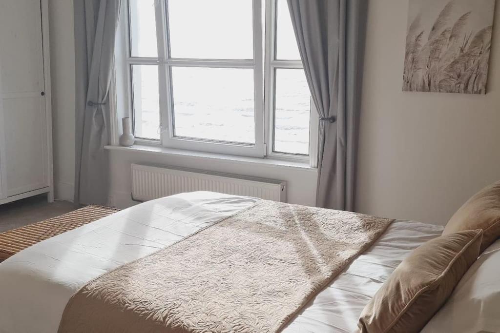 Beach View, 4 Bedroom House Opposite The Sea! Sleeps 10 Sandgate Exterior foto